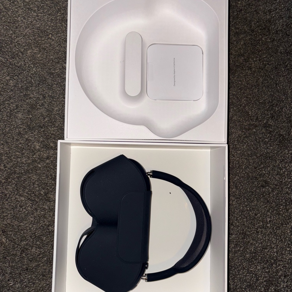 Apple Black Standalone VR Headset with Ergonomic Design